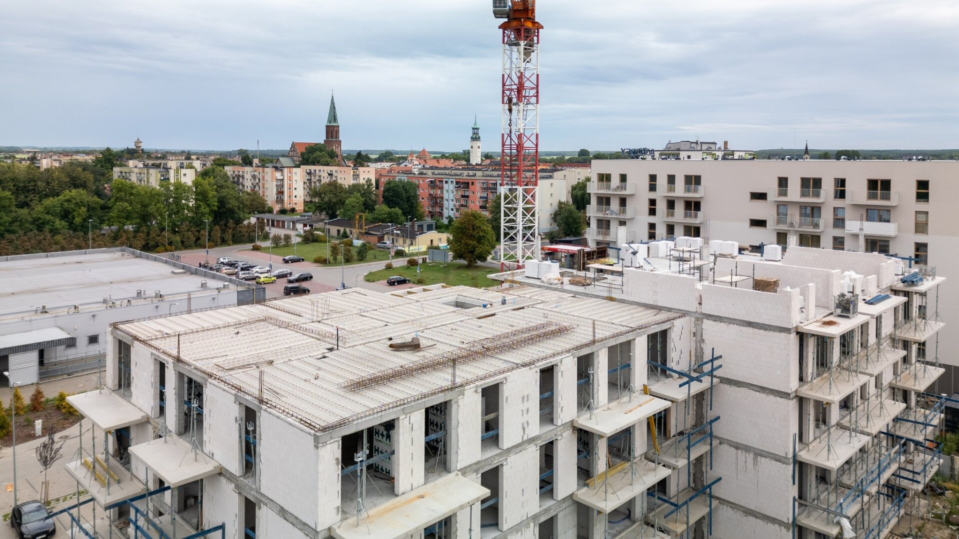 Budowa II etapu Osiedla Tkacka, w tle panorama miasta