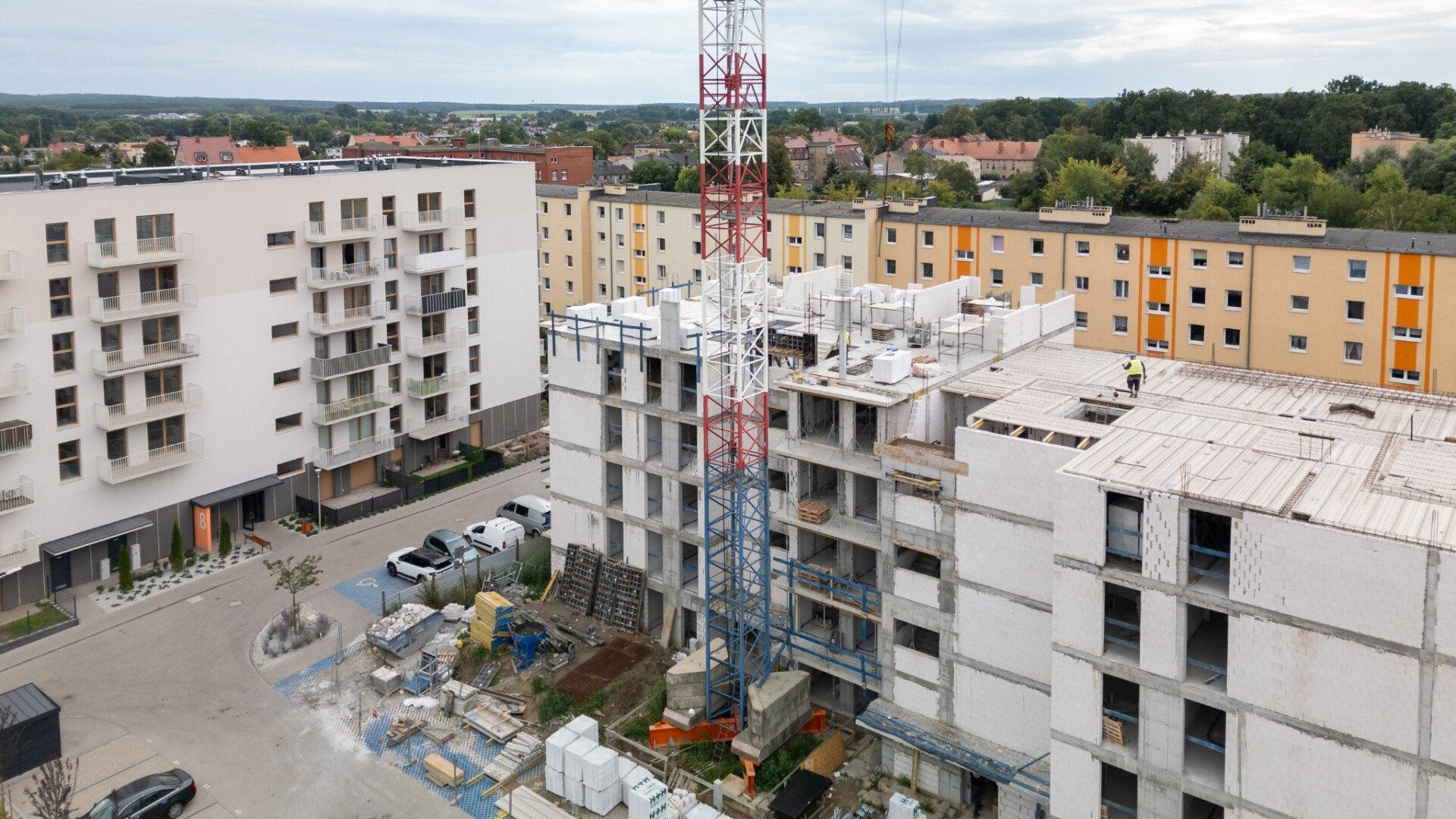 Stan surowy budynków II etapu Osiedla Tkacka z żurawiem wieżowym