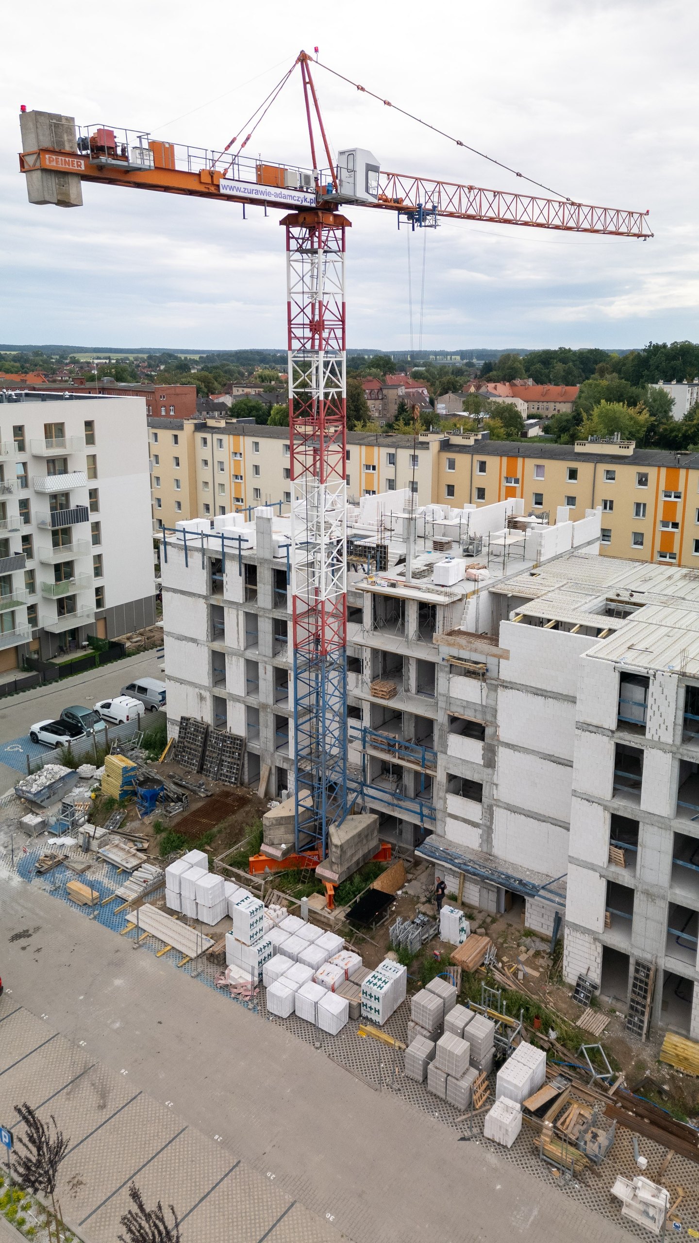 Żuraw wieżowy nad budową II etapu Osiedla Tkacka