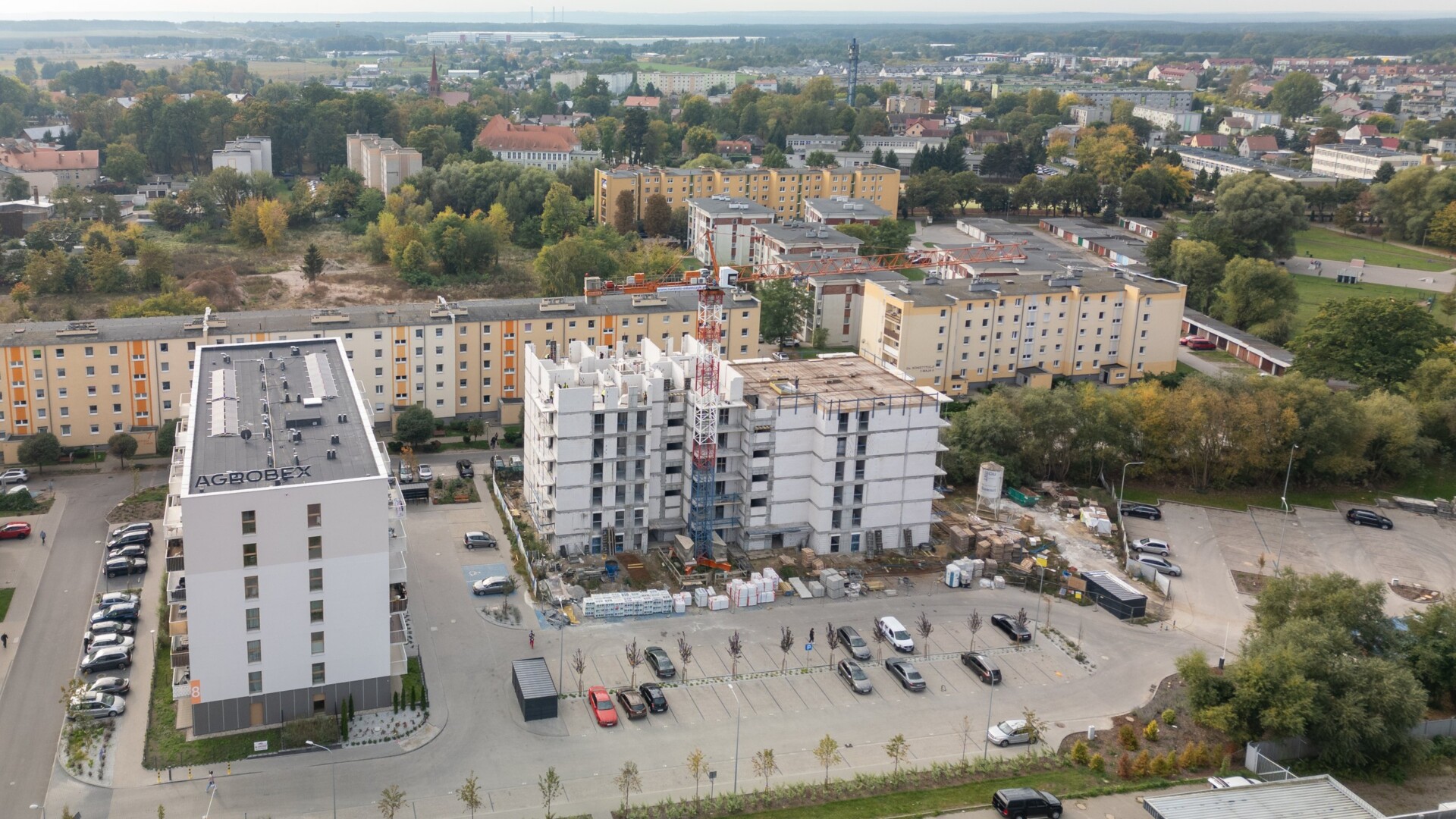 Budowa II etapu Osiedla Tkacka z lotu ptaka, w tle panorama Gniezna