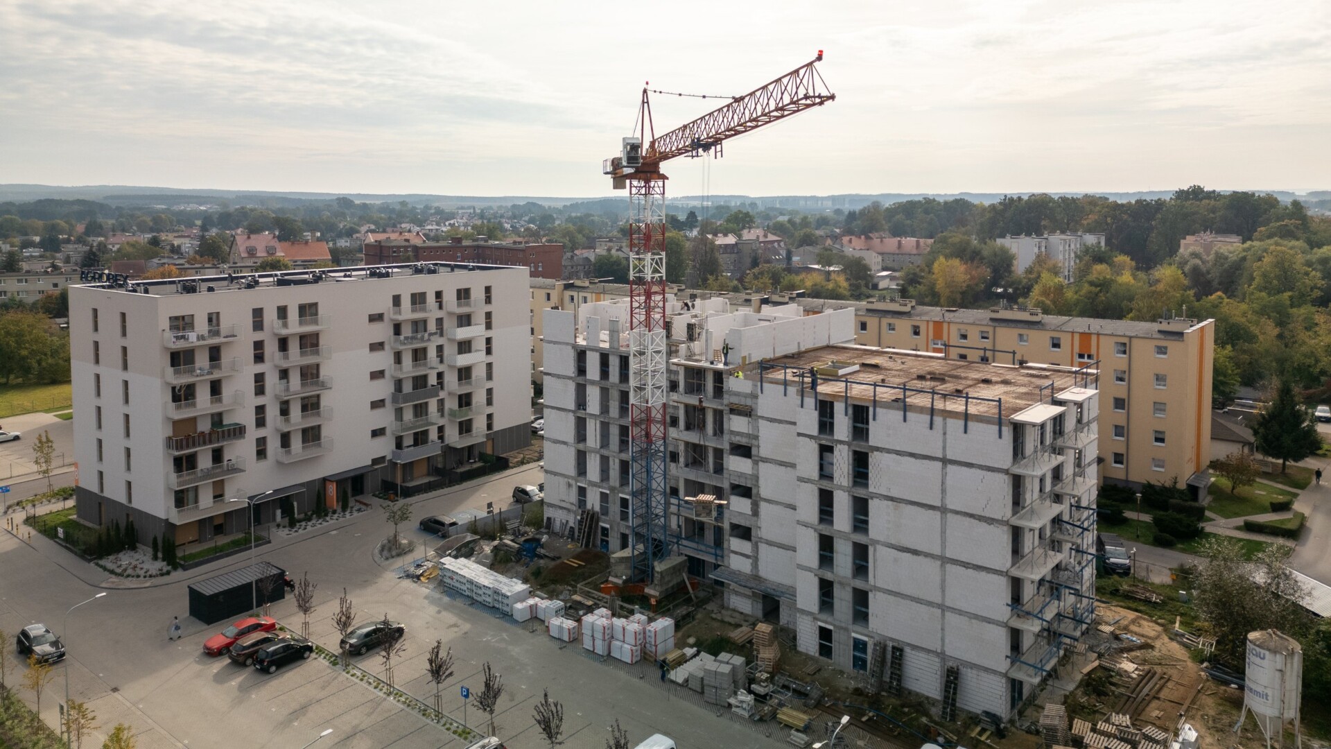 Budynki II etapu Osiedla Tkacka w budowie, z żurawiem wieżowym