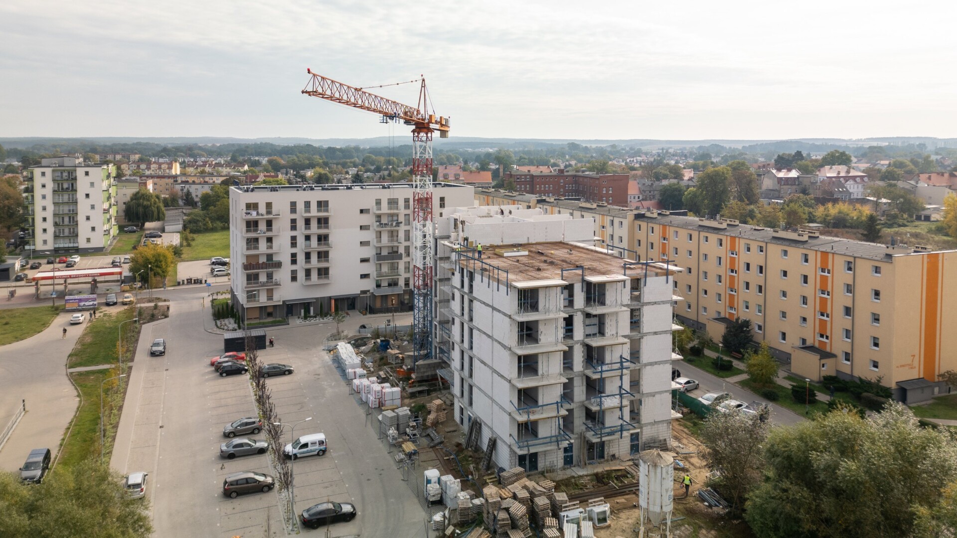 Plac budowy II etapu Osiedla Tkacka z żurawiem wieżowym