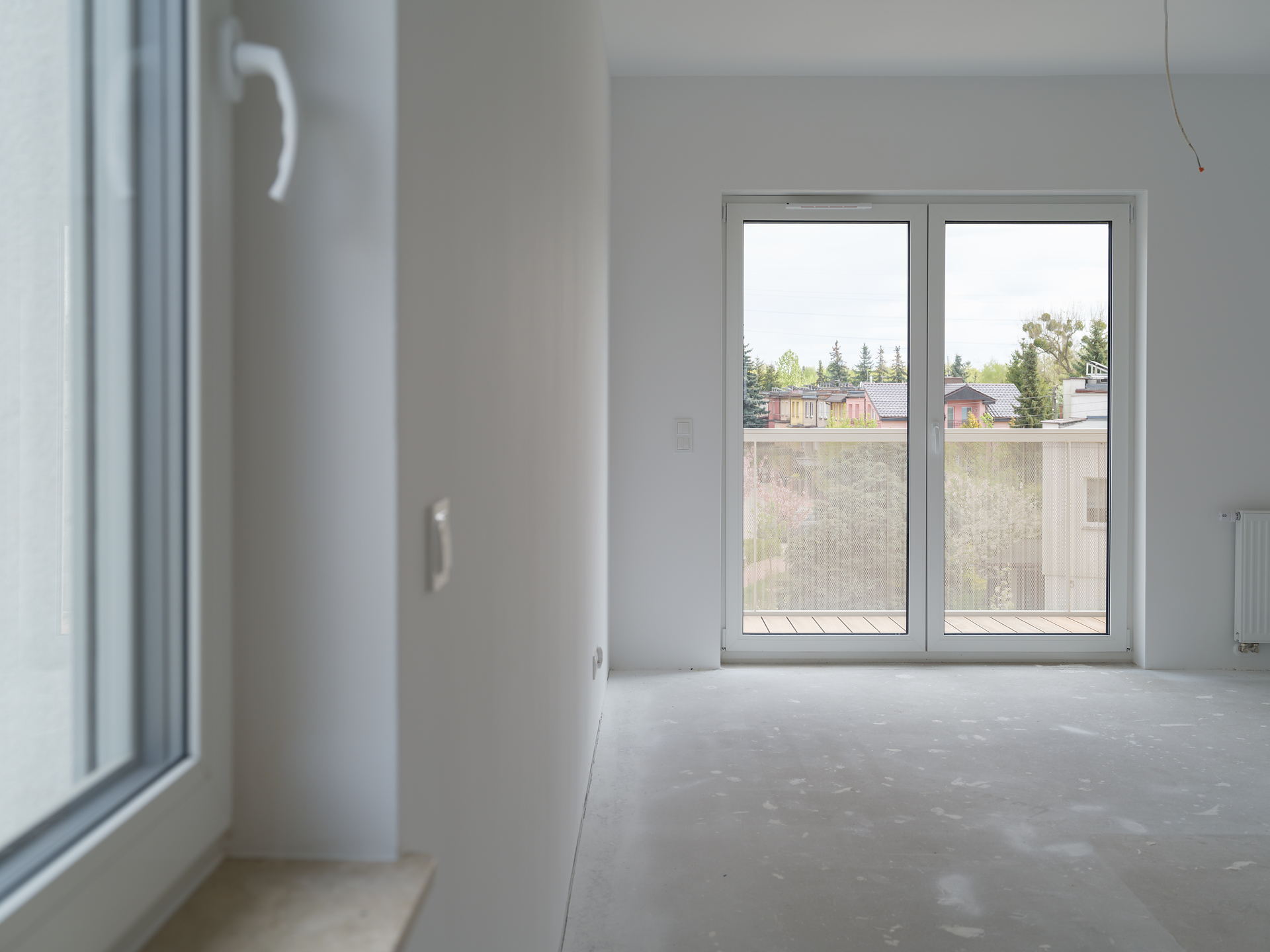 Salon z wyjściem na balkon