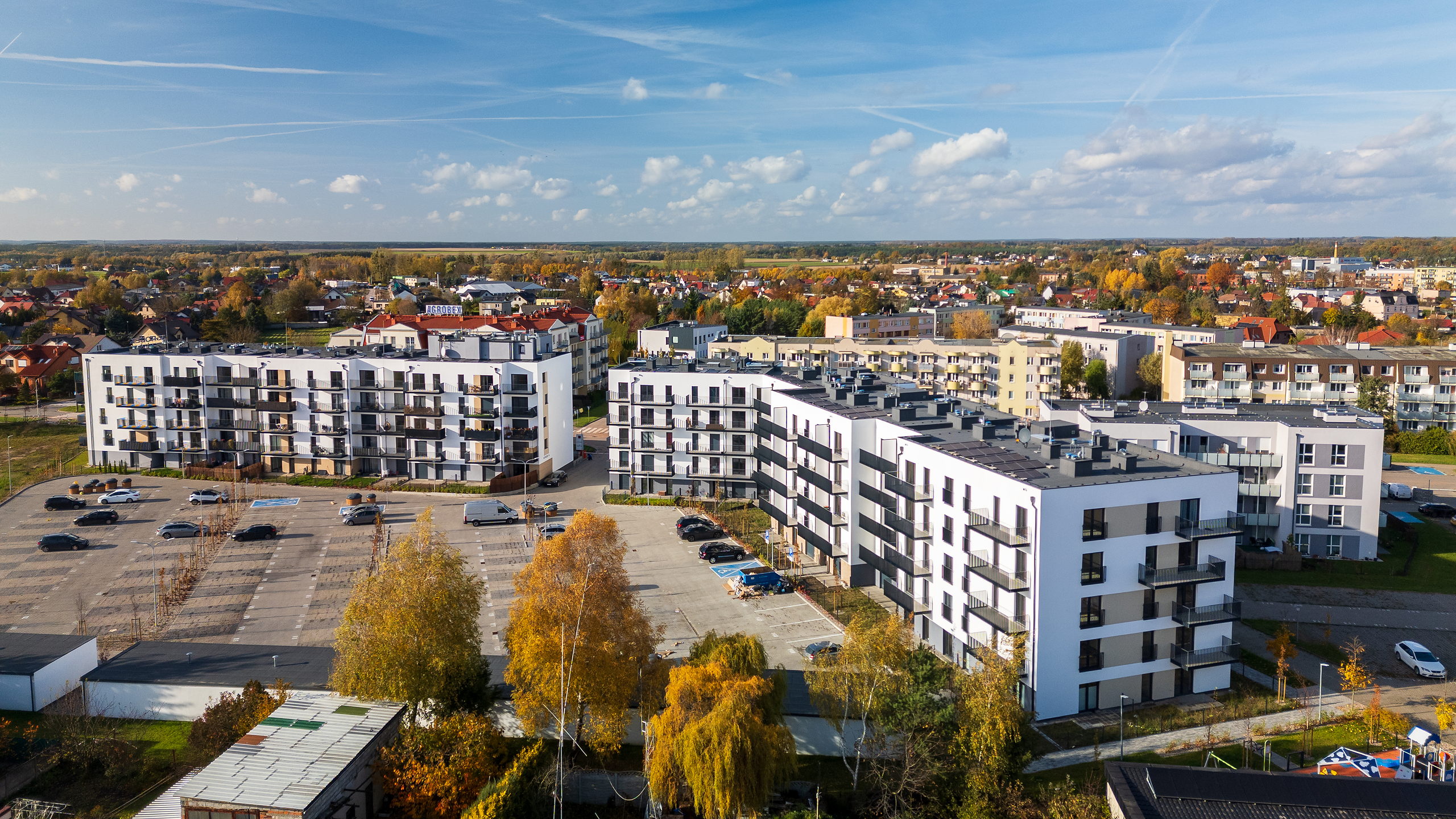 Nowe Pobiedziska 2 z drona - gotowe budynki na tle Pobiedzisk